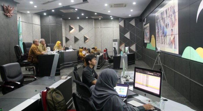 Pj Gubernur Kalbar Harisson saat mengikuti rapat virtual yang dipimpin oleh Menteri Dalam Negeri Tito Karnavian, bersama Kepala Perangkat Daerah terkait di Pontianak, Senin (24/6/2024). [ANTARA/Rendra Oxtora]
