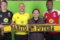 INilah tiga pemain  baru Barito Putera (ki-ka) Chechu Menese, Youssef Ezzejjari, CEO Barito Putera Hasnuryadi Sulaiman, dan Alhaji Gero berfoto bersama di Jakarta, Minggu (21/7/2024) (SuarIndonesia/Antara)
