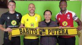 INilah tiga pemain  baru Barito Putera (ki-ka) Chechu Menese, Youssef Ezzejjari, CEO Barito Putera Hasnuryadi Sulaiman, dan Alhaji Gero berfoto bersama di Jakarta, Minggu (21/7/2024) (SuarIndonesia/Antara)
