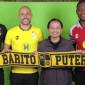 INilah tiga pemain  baru Barito Putera (ki-ka) Chechu Menese, Youssef Ezzejjari, CEO Barito Putera Hasnuryadi Sulaiman, dan Alhaji Gero berfoto bersama di Jakarta, Minggu (21/7/2024) (SuarIndonesia/Antara)

