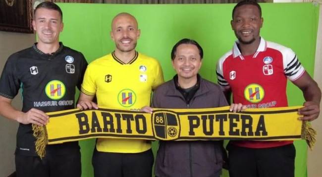 INilah tiga pemain  baru Barito Putera (ki-ka) Chechu Menese, Youssef Ezzejjari, CEO Barito Putera Hasnuryadi Sulaiman, dan Alhaji Gero berfoto bersama di Jakarta, Minggu (21/7/2024) (SuarIndonesia/Antara)
