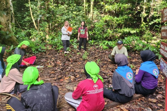 Edukasi hutan hujan kepada para peserta di kawasan TNGP. [ANTARA/Dokumentasi Yayasan Palung]