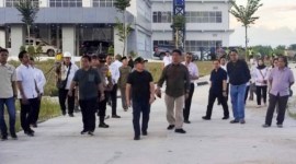 Gubernur Kalteng Sugianto Sabran dan jajaran meninjau perkembangan pembangunan RSUD Hanau di Kabupaten Seruyan, Rabu (3/7/2024) kemarin. [ANTARA/Dok Pribadi]