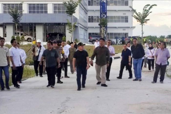 Gubernur Kalteng Sugianto Sabran dan jajaran meninjau perkembangan pembangunan RSUD Hanau di Kabupaten Seruyan, Rabu (3/7/2024) kemarin. [ANTARA/Dok Pribadi]