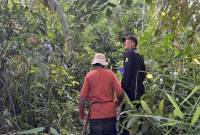Tim BKSDA Resort Sampit saat mengambil kamera trap yang dipasang di Pulau Hanibung, Rabu (17/7/2024) lalu. [ANTARA/HO-BKSDA Sampit]