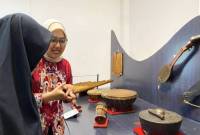 Edukator Museum Balanga Yaumil Oktarina menjelaskan koleksi yang ditampilkan dalam Pameran Alat Musik Tradisional Nusantara Tahun 2024, Tenggarong, 20-25 Juli 2024. [ANTARA/HO-Museum Balanga]