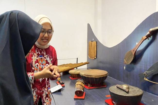 Edukator Museum Balanga Yaumil Oktarina menjelaskan koleksi yang ditampilkan dalam Pameran Alat Musik Tradisional Nusantara Tahun 2024, Tenggarong, 20-25 Juli 2024. [ANTARA/HO-Museum Balanga]