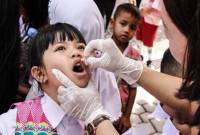 Petugas memberi vaksin polio tetes kepada anak di Palangka Raya, (23/7/2024). (ANTARA/Auliya Rahman)