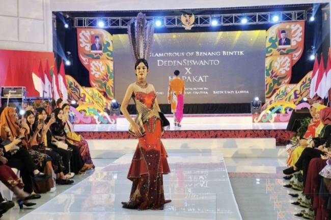 Salah satu rangkaian harvesting BBI/BBWI di Palangka Raya Kalimantan Tengah sebelumnya, yakni pagelaran busana Pesona Wastra Borneo The Glamorous Of Benang Bintik. (Dok ANTARA/Muhammad Arif Hidayat)