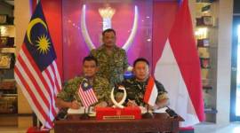 
Kepala Staf Korem (Kasrem) 121/Abw Kolonel Inf Mohamad Isnaeni (kanan) perwakilan TNI perbatasan foto bersama dengan Ketua Staf 3 Briged Lt Kol Ahmad Halim (kiri) perwakilan TDM perbatasan. [ANTARA/HO-Penrem 121/Abw]