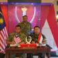 
Kepala Staf Korem (Kasrem) 121/Abw Kolonel Inf Mohamad Isnaeni (kanan) perwakilan TNI perbatasan foto bersama dengan Ketua Staf 3 Briged Lt Kol Ahmad Halim (kiri) perwakilan TDM perbatasan. [ANTARA/HO-Penrem 121/Abw]