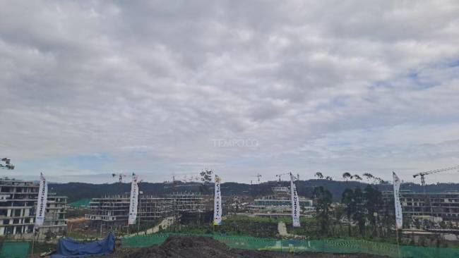 
Suasana area proyek pembangunan Memorial Park di Ibu Kota Nusantara (IKN), Kalimantan Timur, Selasa (7/5/2024). Menteri PUPR Basuki Hadimuljono mengatakan di Memorial Park akan dibangun patung Soekarno-Hatta, patung Sayap Pelindung Nusantara, dan api abadi. [TEMPO/Riri Rahayu]
