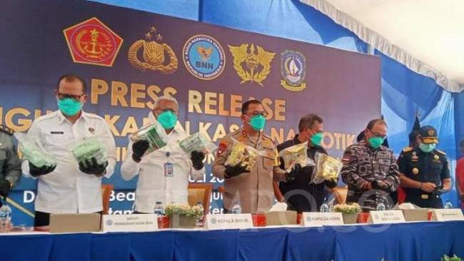Konferensi pers pengungkapan kasus penyeludupan 106 kilogram sabu jaringan narkotika internasional di Batam, Rabu (17/7/2024). [TEMPO/Yogi Eka Sahputra]