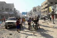 Warga Palestina berada di ambang kerusakan, setelah pasukan Israel mundur dari sebagian Kota Gaza, menyusul operasi darat, di tengah konflik Israel-Hamas, di Kota Gaza, Jumat (12/07/2024). [REUTERS]