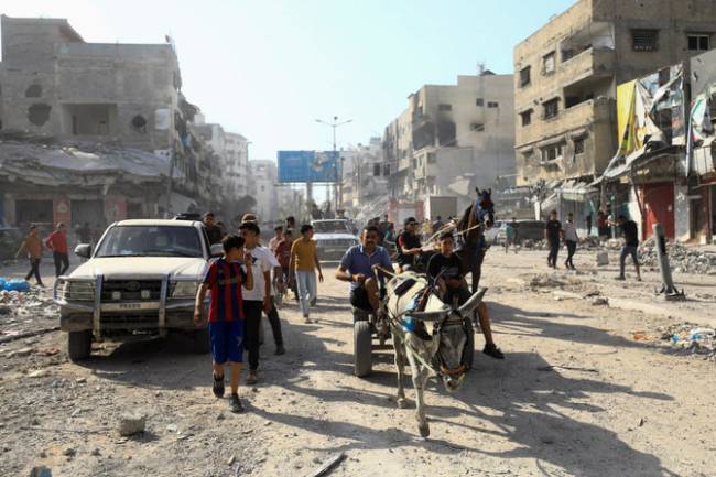 Warga Palestina berada di ambang kerusakan, setelah pasukan Israel mundur dari sebagian Kota Gaza, menyusul operasi darat, di tengah konflik Israel-Hamas, di Kota Gaza, Jumat (12/07/2024). [REUTERS]