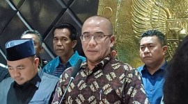 Ketua KPU Hasyim Asy'ari saat memberikan keterangan untuk menanggapi putusan DKPP yang menjatuhkan sanksi pemecatan terhadapnya, Rabu (3/7/2024) di kantor KPU RI, Jakarta Pusat. [KOMPAS.com/Tria Sutrisna]