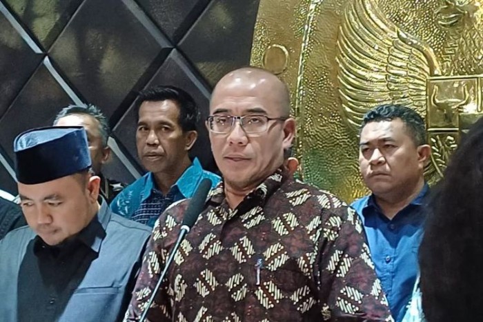 Ketua KPU Hasyim Asy'ari saat memberikan keterangan untuk menanggapi putusan DKPP yang menjatuhkan sanksi pemecatan terhadapnya, Rabu (3/7/2024) di kantor KPU RI, Jakarta Pusat. [KOMPAS.com/Tria Sutrisna]