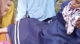 Screenshot dari rekaman video yang menggambarkan seorang warga di pelosok Bandung Barat melahirkan bayi saat ditandu di tengah perjalanan menuju pusat kesehatan. [Dok. Warga Desa Bojongsalam]