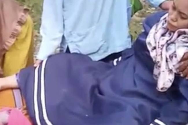 Screenshot dari rekaman video yang menggambarkan seorang warga di pelosok Bandung Barat melahirkan bayi saat ditandu di tengah perjalanan menuju pusat kesehatan. [Dok. Warga Desa Bojongsalam]