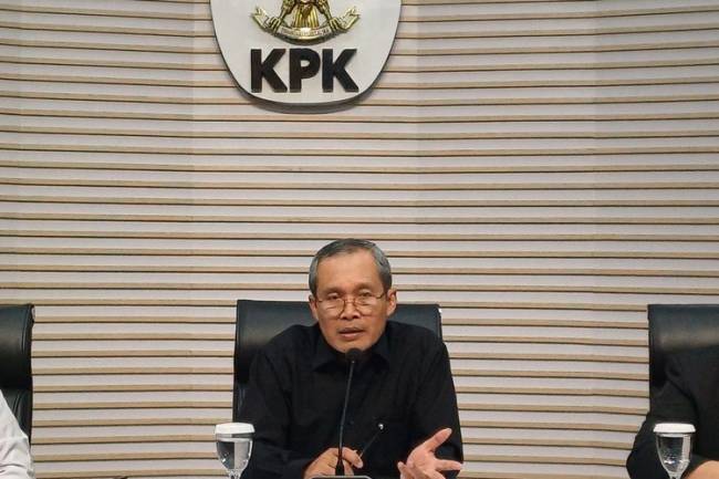Wakil Ketua KPK Alexander Marwata mengatakan, mulanya pimpinan KPK menerima laporan dari Satuan Tugas (Satgas) Pemberantasan Judi Online bahwa menyangkut 17 pegawai yang terlibat judi online. Dari jumlah itu, sebanyak 9 di antaranya sudah tidak lagi berstatus pegawai KPK, Selasa (9/7/2024).[KOMPAS.com/Syakirun Ni'am]