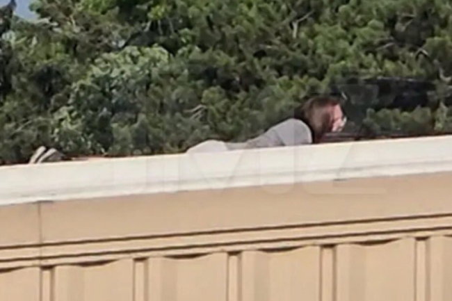 
Thomas Matthew Crooks menembak Trump dari atap. [X / RawsAlerts]
