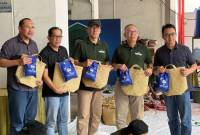 Direktur Utama Bank Kalsel Fachrudin di dampingi Komisaris Bank Kalsel Rizal Akbar Sarupi, Kepala Divisi Sekretaris Perusahaan Firmansyah, Kepala Divisi Perencanaan dan Kinerja Izhar dan Kepala Divisi Operasional Ahmad Riyadi saat menunjukan bakul purun tempat daging kurban. (Foto: Humasbankkalsel)