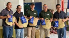 Direktur Utama Bank Kalsel Fachrudin di dampingi Komisaris Bank Kalsel Rizal Akbar Sarupi, Kepala Divisi Sekretaris Perusahaan Firmansyah, Kepala Divisi Perencanaan dan Kinerja Izhar dan Kepala Divisi Operasional Ahmad Riyadi saat menunjukan bakul purun tempat daging kurban. (Foto: Humasbankkalsel)