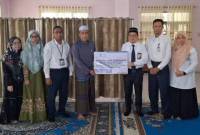 Penyeran bantuan pendidikan dari UPZ Bank Kalsel kepada perwakilan santriwati Pondok Pesantren Al Falah Putri Banjarbaru.(Foto: humasbankkalsel)