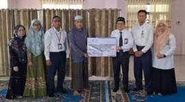 Penyeran bantuan pendidikan dari UPZ Bank Kalsel kepada perwakilan santriwati Pondok Pesantren Al Falah Putri Banjarbaru.(Foto: humasbankkalsel)