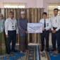 Penyeran bantuan pendidikan dari UPZ Bank Kalsel kepada perwakilan santriwati Pondok Pesantren Al Falah Putri Banjarbaru.(Foto: humasbankkalsel)