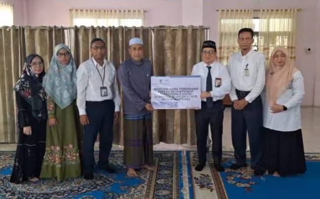 Penyeran bantuan pendidikan dari UPZ Bank Kalsel kepada perwakilan santriwati Pondok Pesantren Al Falah Putri Banjarbaru.(Foto: humasbankkalsel)