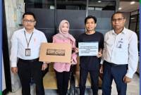 Bantuan diserahkan secara simbolis oleh Sekretaris UPZ Bank Kalsel, Junaidi kepada Muhammad Wahyu Zulmi dan Ermy Marlinda.(Foto: Humasbankkalsel)