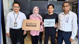 Bantuan diserahkan secara simbolis oleh Sekretaris UPZ Bank Kalsel, Junaidi kepada Muhammad Wahyu Zulmi dan Ermy Marlinda.(Foto: Humasbankkalsel)