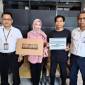 Bantuan diserahkan secara simbolis oleh Sekretaris UPZ Bank Kalsel, Junaidi kepada Muhammad Wahyu Zulmi dan Ermy Marlinda.(Foto: Humasbankkalsel)