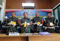 Kasi intel korem 121/ABW Kolonel Inf Johnson M Sitorus (kedua kiri) bersama Dandim bengkayang Letkol Inf Albertinus (kedua kanan), Danyon Kav 12/Beruang Cakti Letkol Kav Andy Setio (kiri) dan Kasi Idik Pomdam 12/Tanjungpura Mayor CPM Indrata (kanan) memperlihatkan barang bukti sabu saat rilis kasus penangkapan 6,3 kilogram sabu di Pontianak, Selasa (30/7/2024). (ANTARA/HO : Jessica Helena Wuysang)