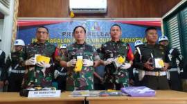 Kasi intel korem 121/ABW Kolonel Inf Johnson M Sitorus (kedua kiri) bersama Dandim bengkayang Letkol Inf Albertinus (kedua kanan), Danyon Kav 12/Beruang Cakti Letkol Kav Andy Setio (kiri) dan Kasi Idik Pomdam 12/Tanjungpura Mayor CPM Indrata (kanan) memperlihatkan barang bukti sabu saat rilis kasus penangkapan 6,3 kilogram sabu di Pontianak, Selasa (30/7/2024). (ANTARA/HO : Jessica Helena Wuysang)