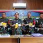 Kasi intel korem 121/ABW Kolonel Inf Johnson M Sitorus (kedua kiri) bersama Dandim bengkayang Letkol Inf Albertinus (kedua kanan), Danyon Kav 12/Beruang Cakti Letkol Kav Andy Setio (kiri) dan Kasi Idik Pomdam 12/Tanjungpura Mayor CPM Indrata (kanan) memperlihatkan barang bukti sabu saat rilis kasus penangkapan 6,3 kilogram sabu di Pontianak, Selasa (30/7/2024). (ANTARA/HO : Jessica Helena Wuysang)