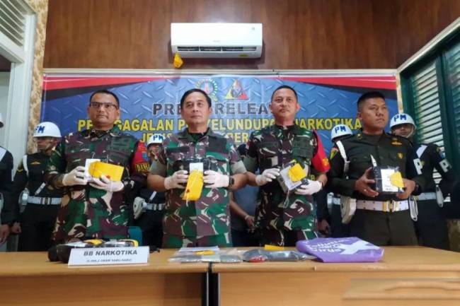Kasi intel korem 121/ABW Kolonel Inf Johnson M Sitorus (kedua kiri) bersama Dandim bengkayang Letkol Inf Albertinus (kedua kanan), Danyon Kav 12/Beruang Cakti Letkol Kav Andy Setio (kiri) dan Kasi Idik Pomdam 12/Tanjungpura Mayor CPM Indrata (kanan) memperlihatkan barang bukti sabu saat rilis kasus penangkapan 6,3 kilogram sabu di Pontianak, Selasa (30/7/2024). (ANTARA/HO : Jessica Helena Wuysang)