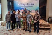 Penyerahan penghargaan dari Dirut Bank Kalsel Fachrudin kepada Kepala Bank Kalsel Cabang Paringin Fitri Hernadi. (Foto - Humasbankkalsel)