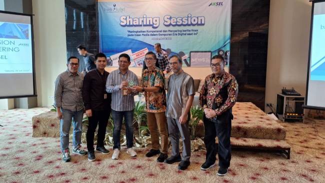 Penyerahan penghargaan dari Dirut Bank Kalsel Fachrudin kepada Kepala Bank Kalsel Cabang Paringin Fitri Hernadi. (Foto - Humasbankkalsel)