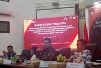 Ketua KPU Kaltim Fahmi Idris saat memimpin rapat pleno terbuka rekapitulasi PSSU di Samarinda, Selasa (2/7/2024) malam. ]ANTARA/Ahmad Rifandi]