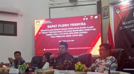 Ketua KPU Kaltim Fahmi Idris saat memimpin rapat pleno terbuka rekapitulasi PSSU di Samarinda, Selasa (2/7/2024) malam. ]ANTARA/Ahmad Rifandi]