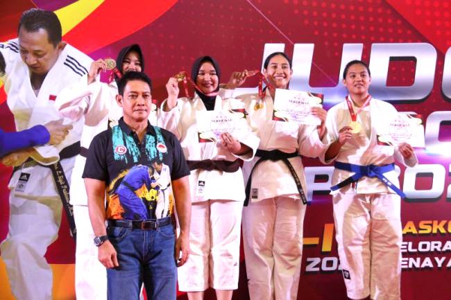 Staf Ahli Bidang Ekonomi, Pembangunan dan Hubungan Antar Lembaga Setprov Kaltara, Ir Wahyuni Nuzband MAP membuka Rapat Koordinasi Fasilitasi Peningkatan Daya Saing WIlayah Berbasis Kawasan Strategis Nasional Provinsi Kaltara di Tarakan, Kamis (18/7/2024). 9ANTARA/HO-DKISP Kaltara]