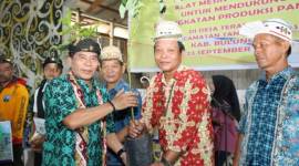 

Gubernur Kalimantan Utara Zainal Arifin Paliwang saat memberikan bantuan alat pertanian beberapa waktu lalu. [ANTARA/HO-DKISP Kaltara]