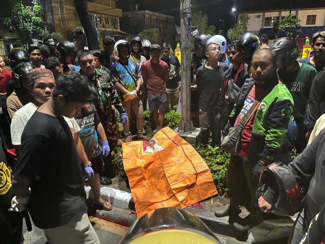 Seorang anggota kepolisian tewas dalam kecelakaan tunggal yang terjadi di Jalan Brigjen H Hasan Basry, tepatnya di depan Gedung Wanita Banjarmasin, Minggu (28/7/2024) dinihari (SuarIndonesia/Ist)