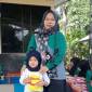 Seorang ibu mengantarkan sang anak memeriksakan kesehatan dan memberi susu tambahan di Desa Lok Batung, Kecamatan Paringin, Kabupaten Balangan, Kalimantan Selatan, Jumat (19/7/2024). [ANTARA/Herlina Lasmianti]