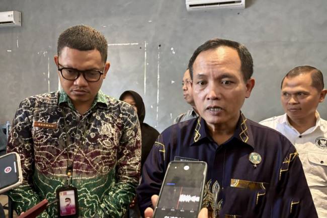 Kepala BNNP Kalsel Brigjen Pol. Wisnu Andayana (kanan) memberikan keterangan usai konferensi pers temu media Dinas Komunikasi dan Informatika (Diskominfo) Kalsel di Banjarbaru, Kalimantan Selatan, Jumat (26/7/2024). (ANTARA/Tumpal Andani A)
