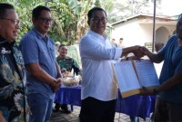 Deputi Bidang Sosial dan Pemberdayaan Masyarakat OIKN Alimuddin (kedua dari kiri) bersama Pj Bupati Penajam Paser Utara Makmur Marbun dan Pj Gubernur Kalimantan Timur Akmal Malik saat lakukan sosialisasi PDSK menyangkut pembangunan pengendali banjir Sungai Sepaku, Sabtu (29/6/2024). [ANTARA/HO-Humas SetDa Pemkab Penajam Paser Utara]