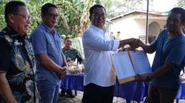 Deputi Bidang Sosial dan Pemberdayaan Masyarakat OIKN Alimuddin (kedua dari kiri) bersama Pj Bupati Penajam Paser Utara Makmur Marbun dan Pj Gubernur Kalimantan Timur Akmal Malik saat lakukan sosialisasi PDSK menyangkut pembangunan pengendali banjir Sungai Sepaku, Sabtu (29/6/2024). [ANTARA/HO-Humas SetDa Pemkab Penajam Paser Utara]