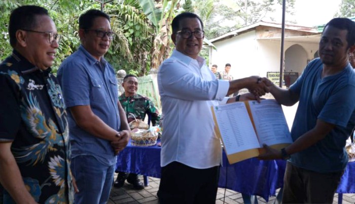 Deputi Bidang Sosial dan Pemberdayaan Masyarakat OIKN Alimuddin (kedua dari kiri) bersama Pj Bupati Penajam Paser Utara Makmur Marbun dan Pj Gubernur Kalimantan Timur Akmal Malik saat lakukan sosialisasi PDSK menyangkut pembangunan pengendali banjir Sungai Sepaku, Sabtu (29/6/2024). [ANTARA/HO-Humas SetDa Pemkab Penajam Paser Utara]